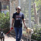 Jorge Javier saca a pasear a sus perros tras sufrir el ictus.