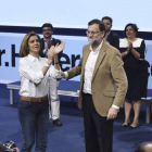 María Dolores de Cospedal aplaude a Mariano Rajoy, este sábado en Toledo.