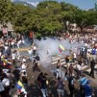 Miembros de la oposición a Chávez escapan tras ser disueltos por la policía de Caracas