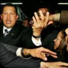 Hugo Chávez saluda a sus seguidores en el homenaje a las víctimas del 11-M en Atocha