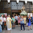 Un momento de la procesión a la salida de la iglesia.