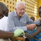 Jimmy Carter, en una campaña de control de la enfermedad de la lombriz de Guinea en el Hospital Savelugu, en Ghana.