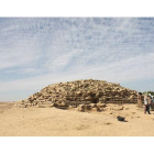 Un equipo de arqueólogos que trabajan en un yacimiento en Edfu, al sur de Egipto, han descubierto una pirámide escalonada que se remonta a unos 4.600 años. Según han apuntado los autores del hallazgo se trata de una pirámide anterior a la de Giza, al meno