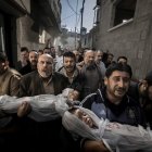 Imagen de un funeral de dos niños con la que el sueco Paul Hansen ha ganado en premio.