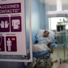 Un paciente ingresado en una UCI. MAURICIO TORRES