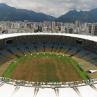 El estadio de Maracaná, con el césped amarillento por el abandono, también tiene la luz cortada por impago.