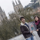 Daniel y Beatriz han buscado artistas entre los refugiados sirios de Grecia. SANTI OTERO