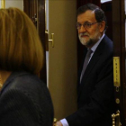 El presidente del Gobierno, Mariano Rajoy, y la ministra de Defensa, María Dolores de Cospedal, en los pasillos del Congreso.