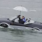 Branson provando su nuevo vehículo al norte de Londres, la Aquada es una replica de la de James Bond