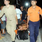 Traslado en Turquía de una de las turistas heridas por un incendio declarado en el barco.