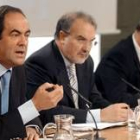José Bono, Pedro Solbes y Caldera, ayer tras la rueda de prensa posterior al Consejo de Ministros
