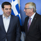 El presidente de la Comisión Europea, Jean-Claude Juncker (dcha), recibe al primer ministro griego, Alexis Tsipras, antes de unirse éste a una reunión sobre Grecia en Bruselas (Bélgica) hoy, miércoles 24 de junio de 2015.