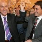 Duran y Mas brindan en la noche electoral tras conocer su victoria