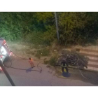 Uno de los contenedores incendiados que sofocó Protección Civil con ayuda de la Policía Local.