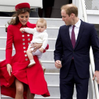 Catalina, con el príncipe Jorge en brazos, y el príncipe Guillermo, a su llegada al aeropuerto de Wellington, en Nueva Zelanda, este lunes.