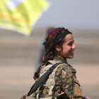Una combatiente de las milicias sirias SDF.