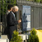 Joe Biden sale ayer de una iglesia católica en Washington a donde acudió a misa. CHRIS KLEPONIS