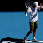 Djokovic levanta la mano en el momento de retirarse de su partido ante Roddick en los cuartos de fin