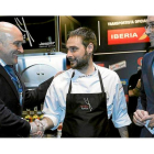 De la Cruz (centro) saluda al presidente de la Diputación vallisoletana, junto con el diputado de Economía, Turismo y Personal.