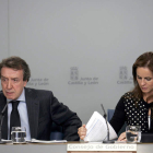 El consejero portavoz, De Santiago Júarez, y la consejera de Agricultura, Silvia Clemente, ayer.
