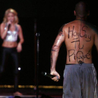 Imágen de la espalda de René Pérez con la pintada "hoy soy tu Piqué" durante el concierto.