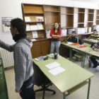 Uno de los alumnos trabaja en la pizarra durante el curso.