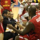 e Grado, durante un tiempo muerto dando instrucciones a Gilbert, Rocchia, Bernabé y Báez entre otros