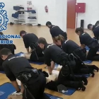 Policías Nacionales practican primeros auxilios. DL