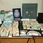 Foto cedida por la policía de los 426.365 euros y otros efectos.