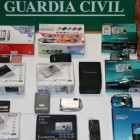 Imagen facilitada por la Guardia Civil con los objetos recuperados tras las detenciones.