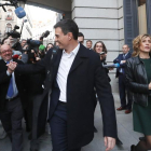 Pedro Sánchez, acompañado por su esposa Begoña Gómez, a su salida tras la primera jornada de su sesión de investidura, esta tarde en el Congreso de los Diputados