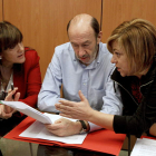 Soraya Rodríguez, Rubalcaba y Elena Valenciano, en un momento de la reunión de ayer.