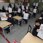 Los alumnos de cuarto curso del Leonés, con sus portadas dedicadas al 115 aniversario de Diario de León. RAMIRO