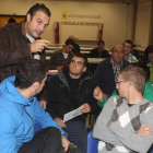 Balbuena dialoga con miembros de la Asamblea.