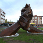 La escultura de Jorge Aller da nombre a la rotonda de Enfemería en La Palomera. RAMIRO