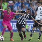 Son, lateral derecho de la SD Ponferradina, se lleva el esférico ante la oposición del futbolista del Cartagena durante el partido disputado ayer en Cartagonova. LOF