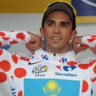 Alberto Contador, del Astana, se viste con el maillot de topos, como líder de la montaña.