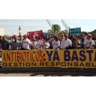 Concentración de trabajadores de Antibióticos, ayer, a las puertas de la Cortes, en Valladolid.
