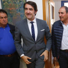El consejero en funciones se reunió ayer en Sahagún con los responsables de la comunidad de regantes. CARLOS S. CAMPILL0