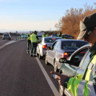 Varios agentes de la Guardia Civil realizan controles de alcoholemia. DL