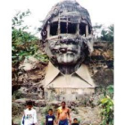 Unos turistas pasan por las ruinas de la estatua del ex dictador Filipino