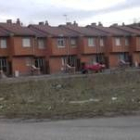 Las viviendas se construirán en este solar, situado en el popular barrio gordonés de El Soto