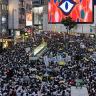 Imagen de la multitudinaria manifestación que ha recorrido las calles de Hong Kong, este sábado.