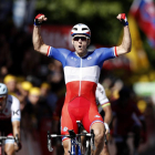 Demare celebra con los brazos en alto su victoria en la llegada a meta. GUILLAUME HORCAJUELO