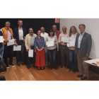 Los alumnos y la concejala Laura Álvarez (centro) junto a Eduardo Keudell (a la derecha). CEBRONES