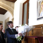 El presidente de la Diputación de León, Emilio Orejas, deposita un ramo de flores durante el acto de homenaje de la institución provincial a Isabel Carrasco, al cumplirse un año de su fallecimiento