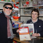 Pedro, asiduo lector del Diario, con la primera lámina de la serie en el kiosco de Begoña. S. PÉREZ