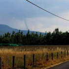 Imagen tomada por uno de los testigos del tornado (en el centro del horizonte) a última hora de la tarde del miércoles.
