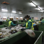 Trabajadores en el Centro de Tratamiento de Residuos.