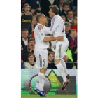 Ronaldo celebra con Beckham el gol marcado por su equipo anoche